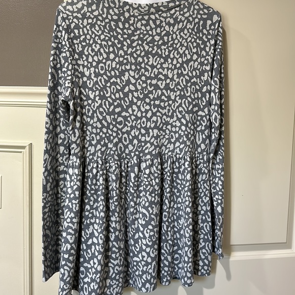 Size medium dark gray light gray leopard pattern long sleeve tunic style top - Picture 5 of 5